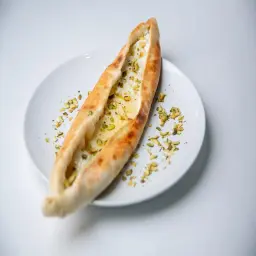 فطيرة لبنة ومكسرات وعسل