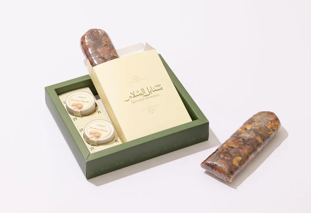 تمر سكري مجروش ممزوج بقطع اللوز والكاجو