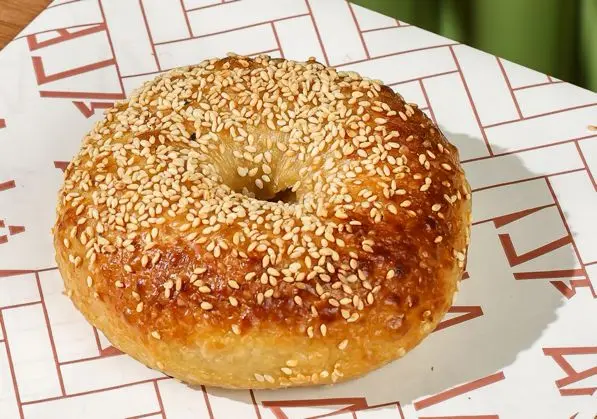 بيجل بالخميرة الطبيعية بالبذور