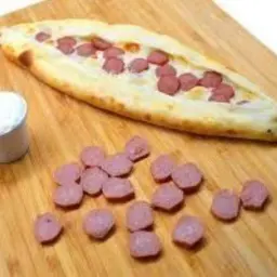 فطيرة جبن بالنقانق