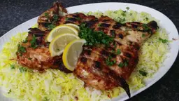 حبة دجاج علي الفحم مع أرز وسلطه