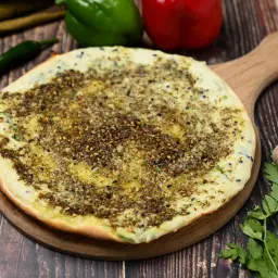 Akkawi Rounded with Zaatar Pie