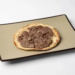 شرحات لحم على عجين