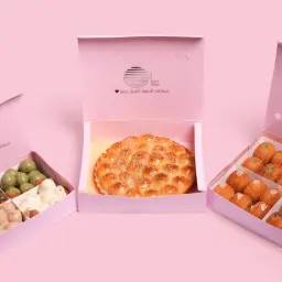 Large honeycomb box + 24-piece mini filled donut box + 4 small luqaimat box with sauces
