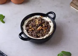 حمص باللحم والصنوبر
