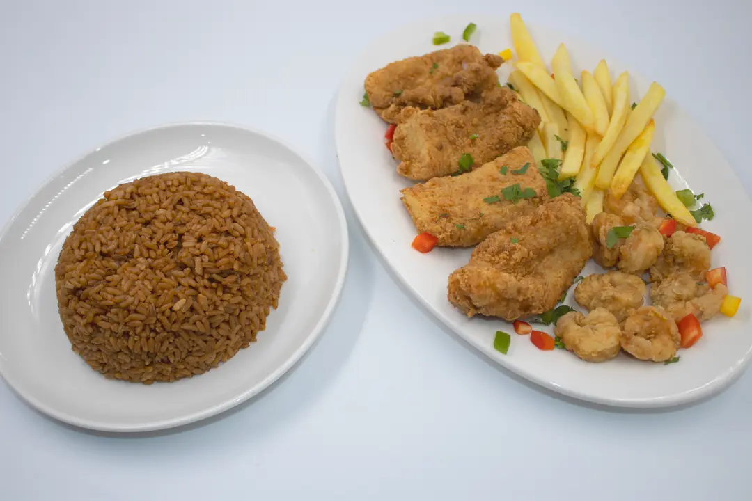 وجبة سمك فيليه وجمبري وأرز وبطاطس