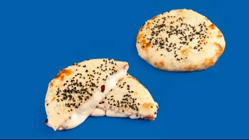 عيش مدور جبن مربي