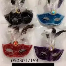 قناع عين مع ريش بالأعلى