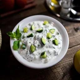 سلطة خيار باللبن