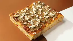 فوكاشيا بجبنة الماعز والدقة والزعتر