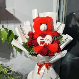 باقة ورد أحمر مع دب