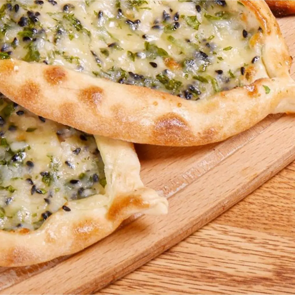 فطيرة جبن بالزعتر