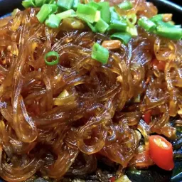 نودلز أرز على صاج ساخن