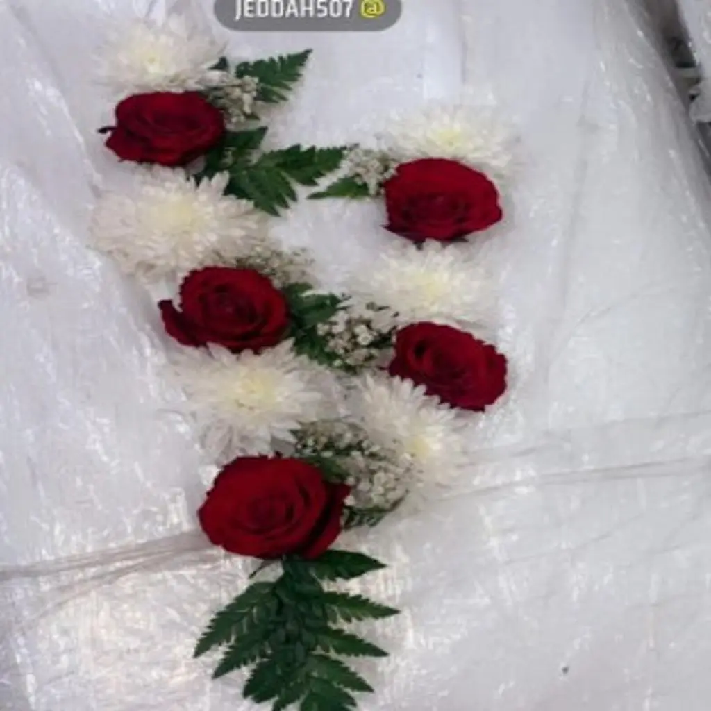 عقد ورد أحمر و أبيض