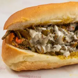 ساندويتش كبدة غنم مع الجبنة