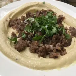 صحن حمص باللحم