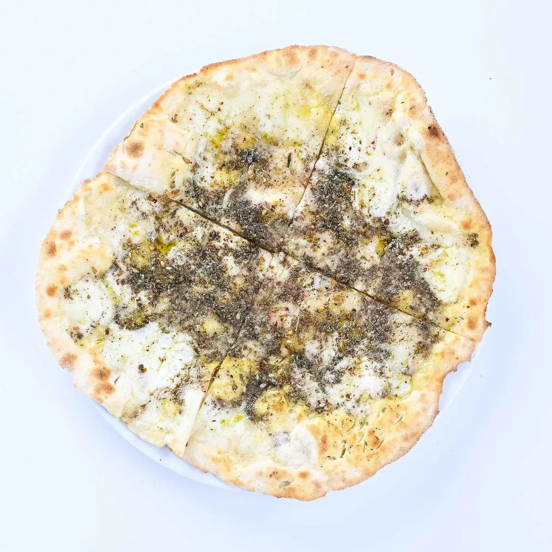 مناقيش زعتر مع جبنة (بالفرن)
