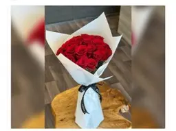 باقة ورد احمر باقة ورد جوري احمر وغلاف ابيض
