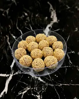 علبة كرات تمر بالطحينة و السمسم