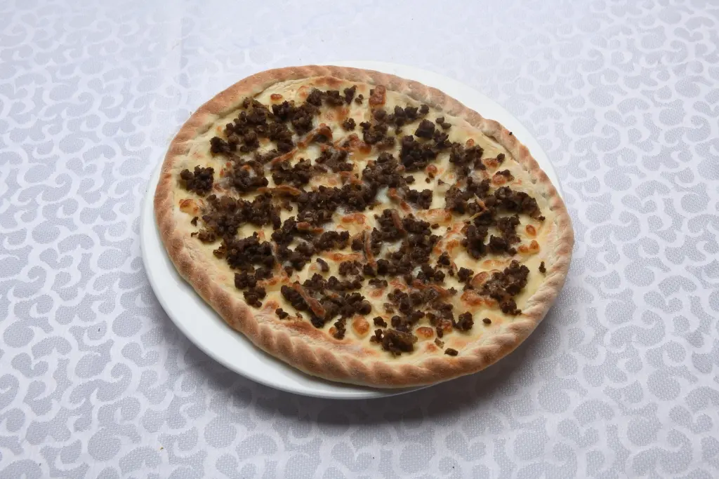 بيتزا باللحم