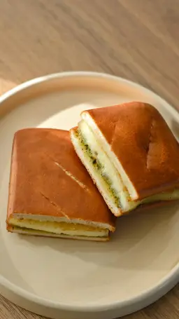 Halloumi sandwich with pesto
