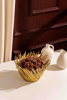 طبق الشوكولاتة الذهبي