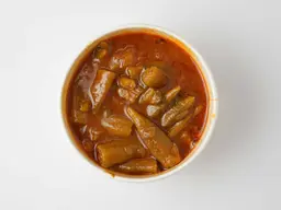 قطع باميه بمرق الحاشي