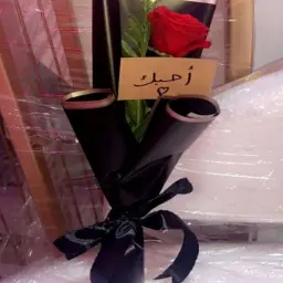 وردة جوري أحمر تغليف أسود
