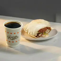 وجبة سندوتش الفلافل مع الشاي