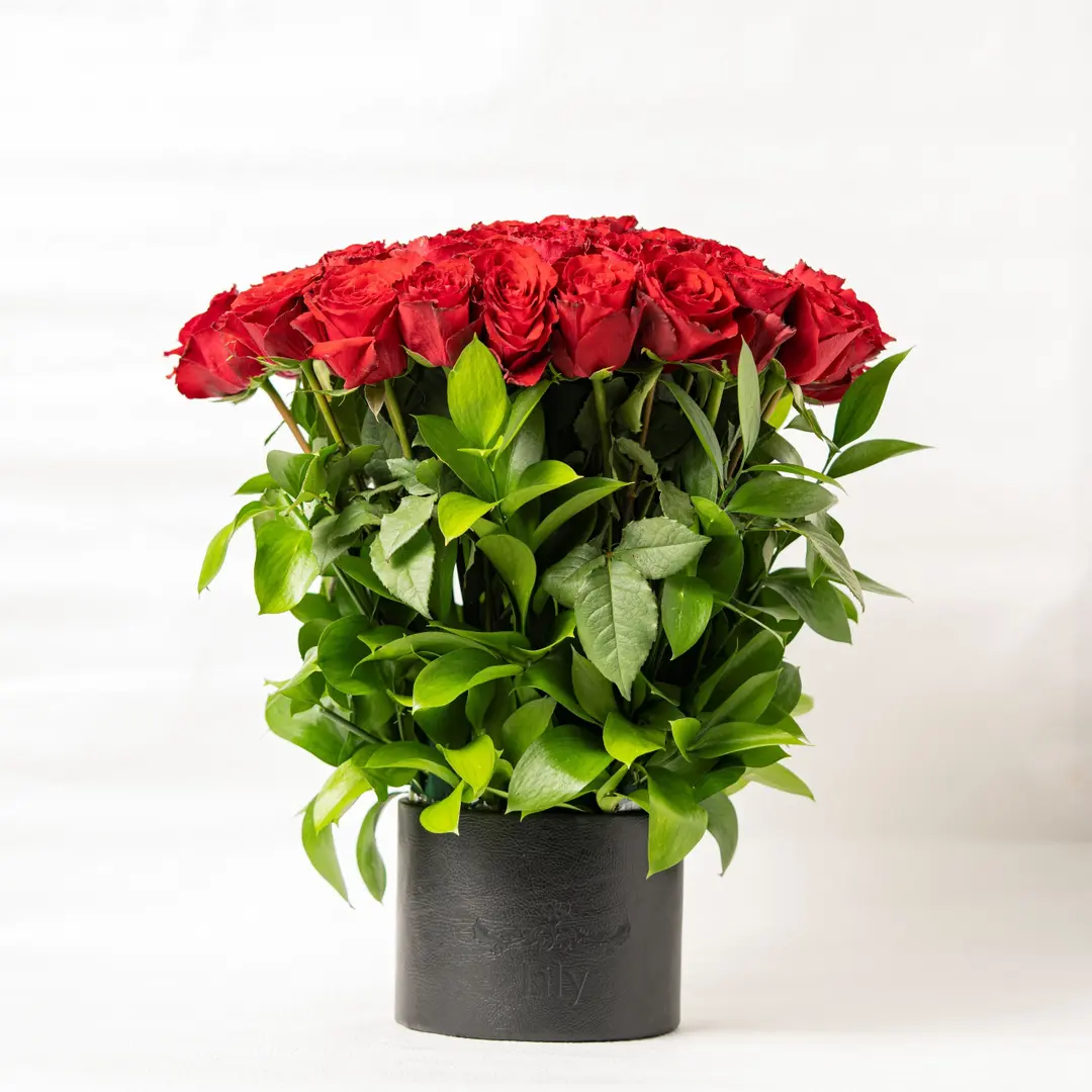 Share love in leather box - 60 Roses